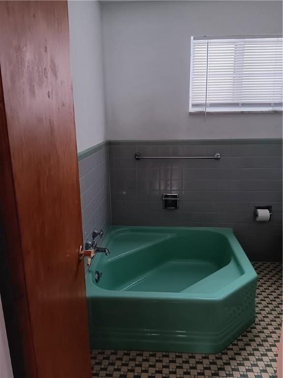 bathroom featuring a bathing tub