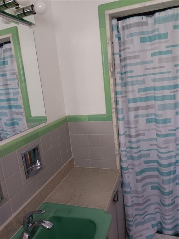 bathroom featuring a shower with curtain and sink