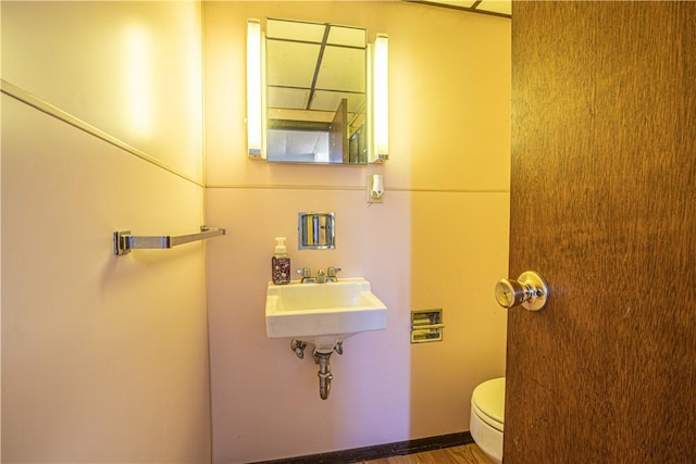 bathroom featuring toilet and sink