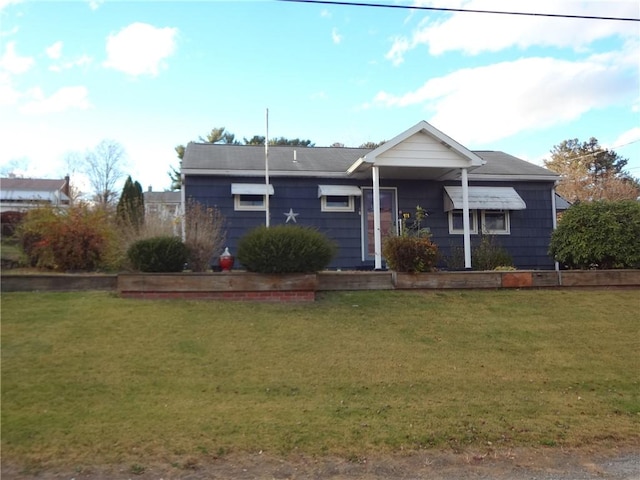 view of front of property featuring a front yard