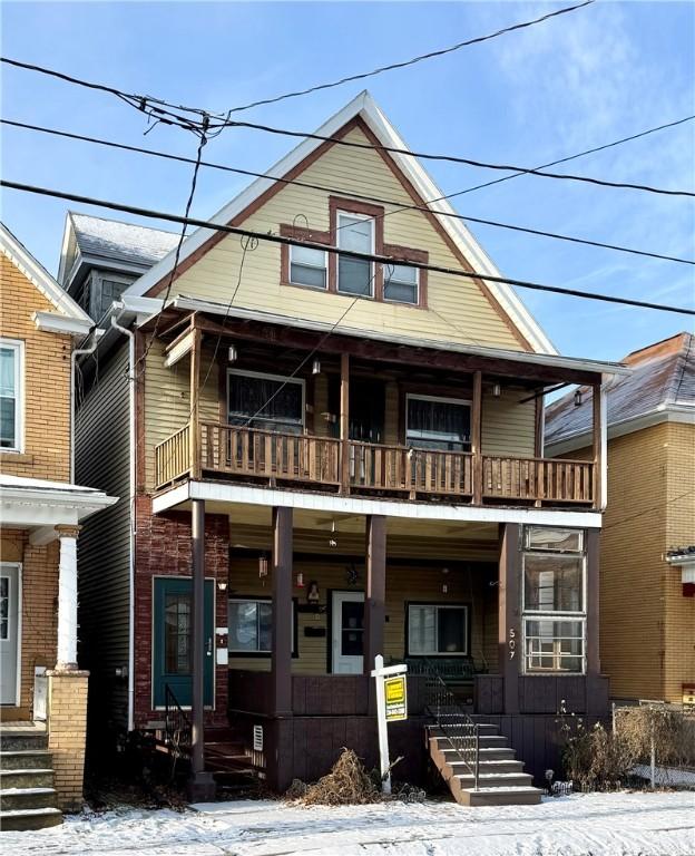 view of front of property featuring a balcony