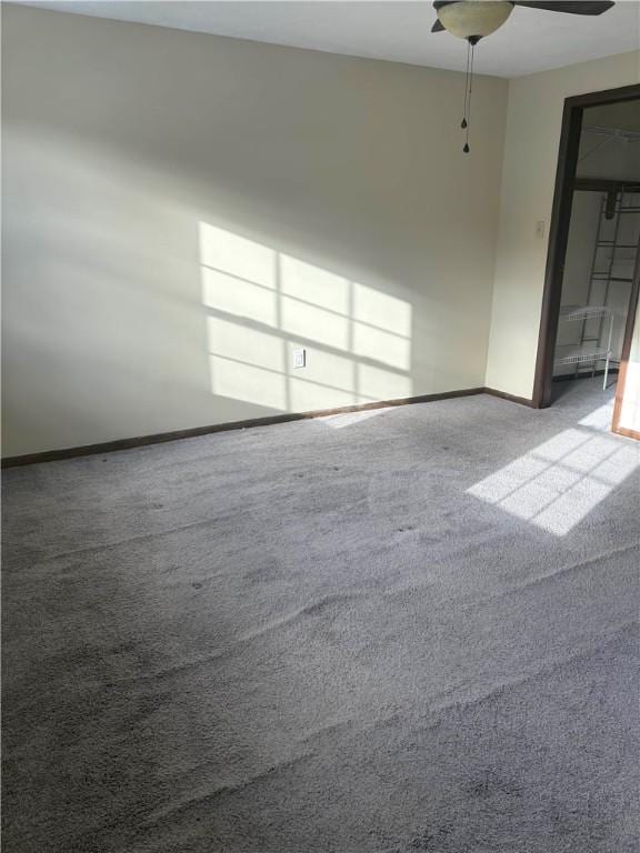 carpeted empty room featuring ceiling fan