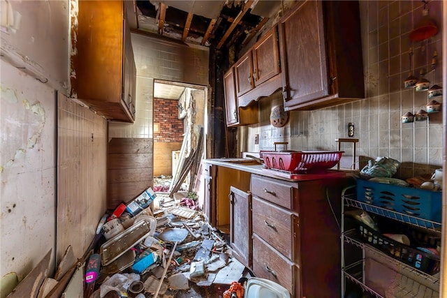 kitchen with decorative backsplash