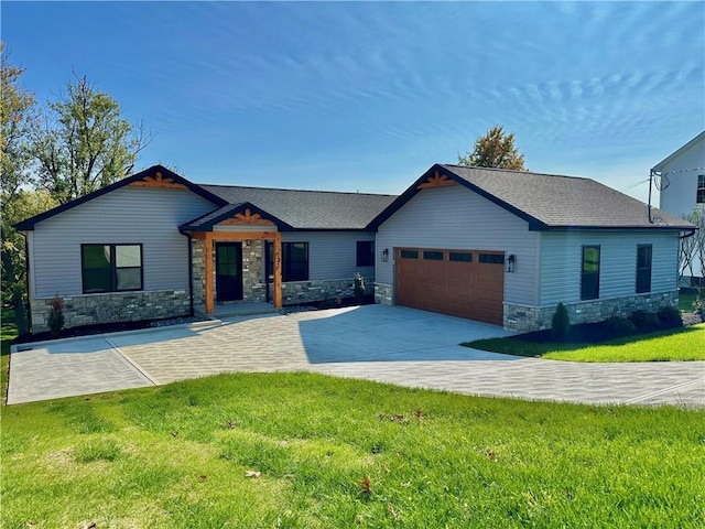 view of front of home featuring a front lawn and a garage