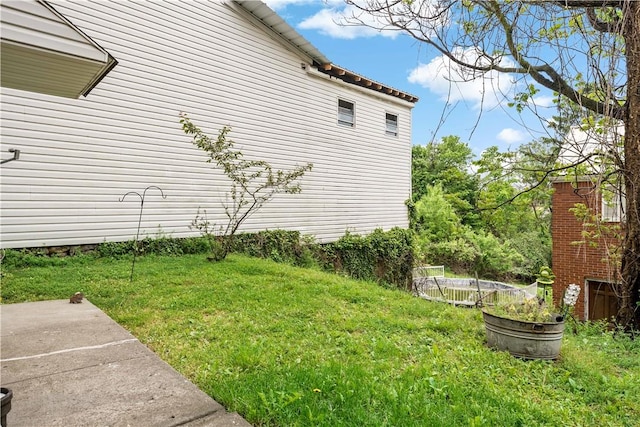 view of side of property featuring a lawn