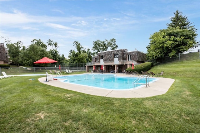 view of pool featuring a yard