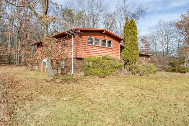 view of side of property featuring a lawn