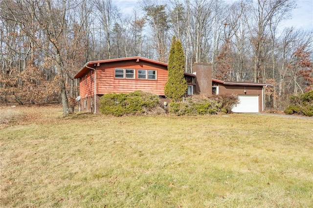 view of front of home featuring a front yard and a garage