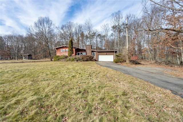 view of front facade featuring a garage and a front lawn