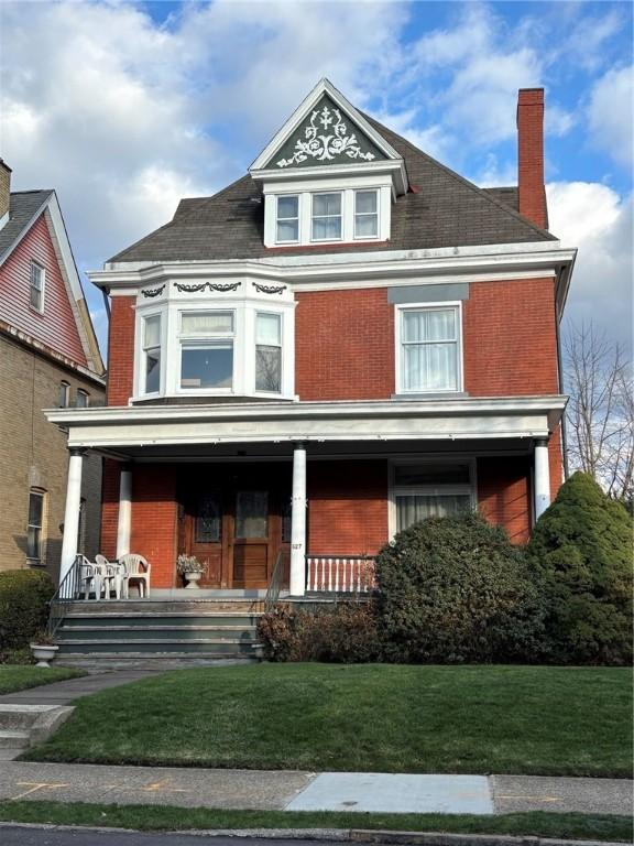 view of front facade with a porch and a front yard