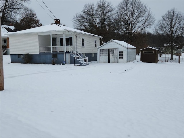 view of front facade featuring a storage unit