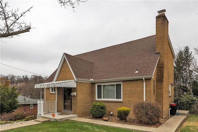 view of front of house featuring a front yard