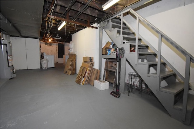 basement with water heater and washer / dryer