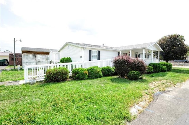 view of front of property featuring a front yard