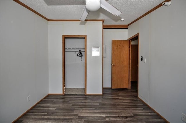 unfurnished bedroom featuring ceiling fan, a textured ceiling, and ornamental molding