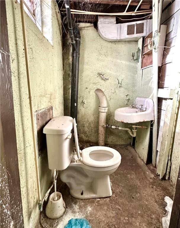 bathroom featuring toilet and sink