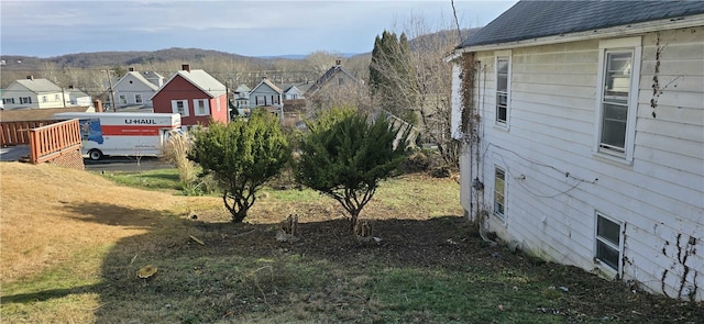 view of yard featuring a mountain view