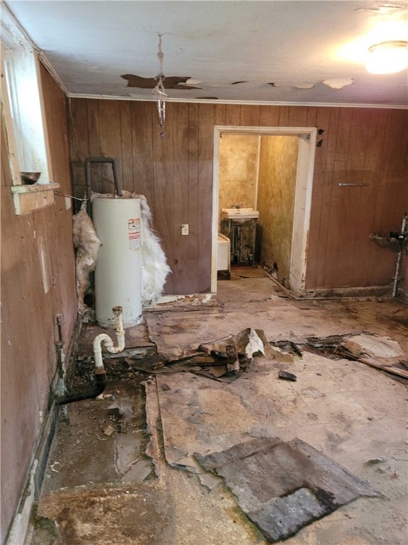 miscellaneous room featuring ceiling fan and gas water heater