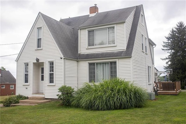 view of front of property featuring a front lawn