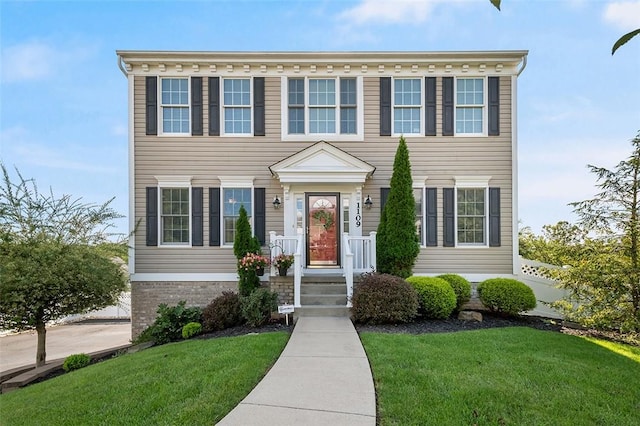 view of front facade with a front yard