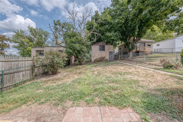 view of yard with a storage unit