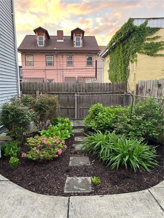 view of yard at dusk