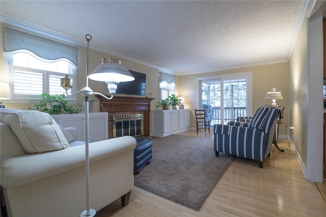 living room featuring light hardwood / wood-style flooring and crown molding