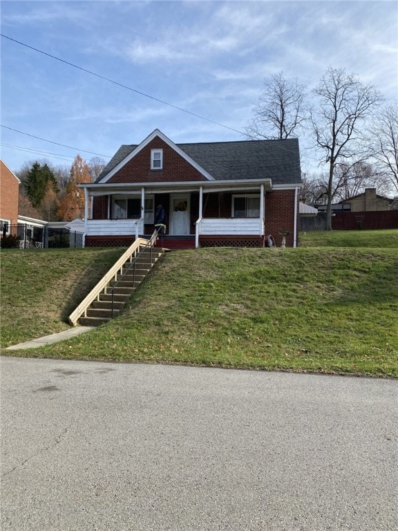 view of front facade featuring a front yard