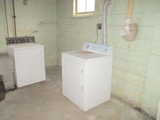 clothes washing area featuring washing machine and dryer