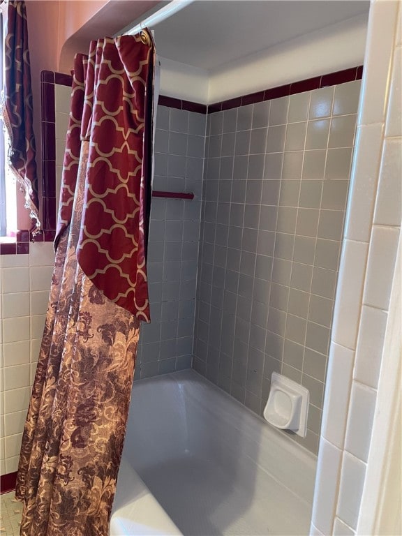 bathroom featuring shower / bathtub combination with curtain