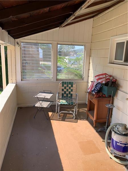 sunroom / solarium featuring vaulted ceiling