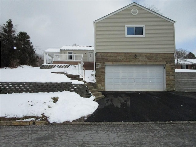 view of front facade with a garage