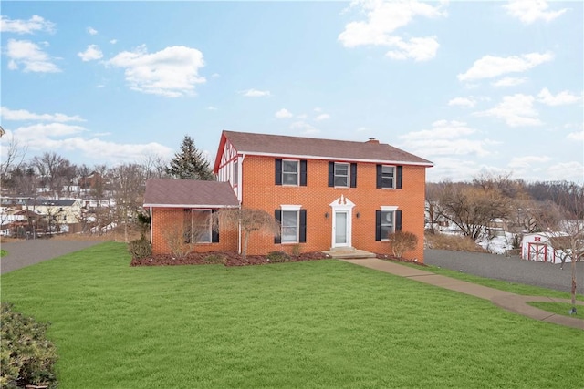 colonial house featuring a front lawn