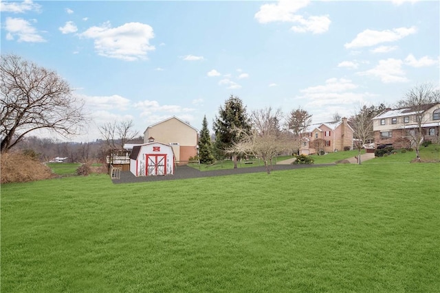 view of yard with a storage unit