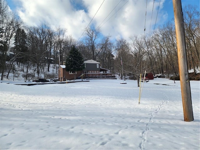 view of yard layered in snow