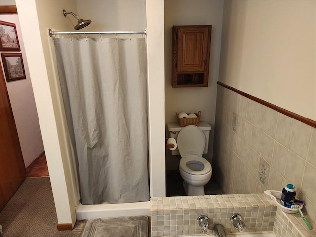 bathroom featuring toilet and curtained shower