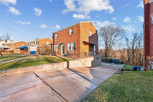 view of front of property with a front lawn