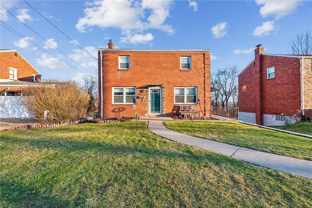 front of property with a front lawn