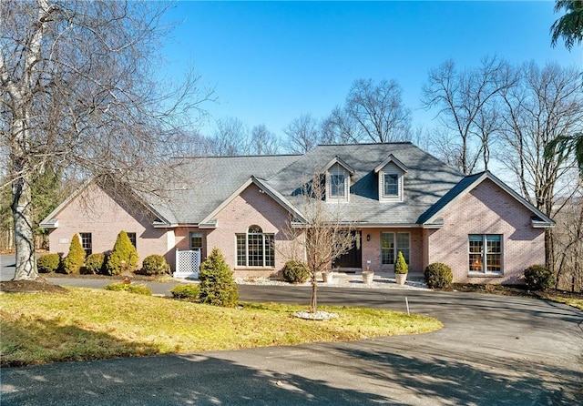 view of front facade featuring a front lawn and brick siding