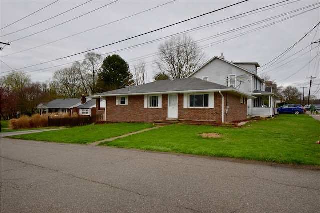 view of front of property featuring a front lawn