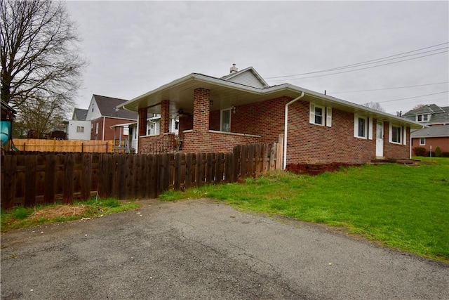 view of side of property featuring a lawn