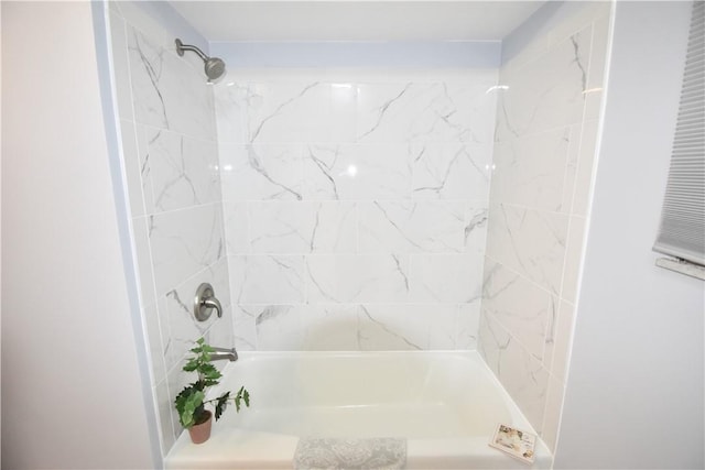 bathroom with tiled shower / bath combo