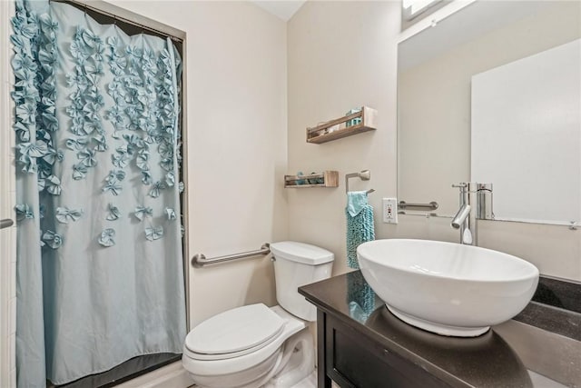 bathroom with toilet, a shower with shower curtain, and vanity