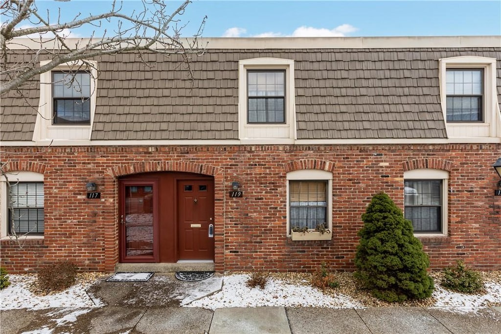 119 Community Ct, Pennsbury, PA 15205 - view of front facade with mansard roof and brick siding