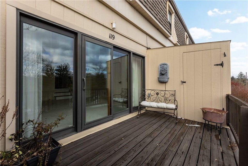 119 Community Ct, Pennsbury, PA 15205 - view of wooden deck