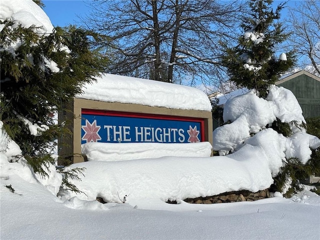 view of community / neighborhood sign