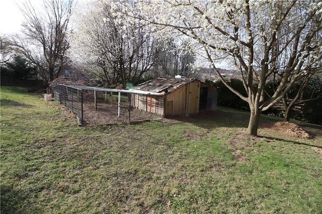 view of yard featuring an outdoor structure