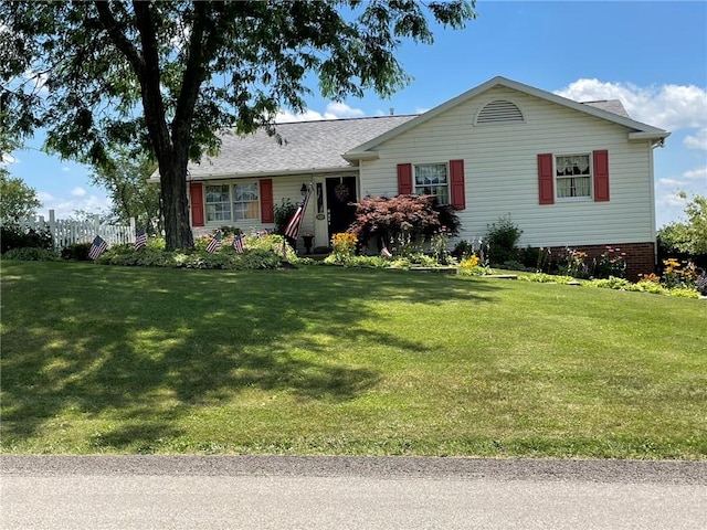 single story home with a front lawn