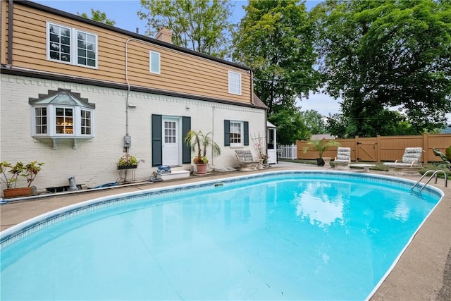 view of swimming pool