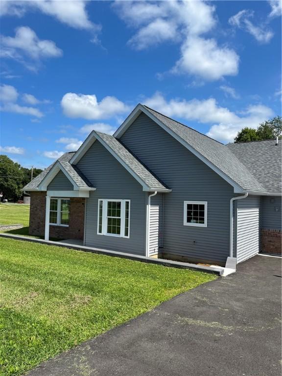 ranch-style house with a front yard